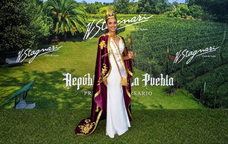 foto de la reina en certamen de belleza