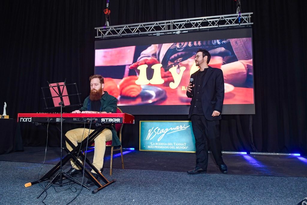 Referentes de la ciencia y la salud tuvieron su noche de gala en Montevideo 4 Espectáculo musical en vivo en la gala del Reconocimiento a la Ciencia y la Salud del Uruguay 2026