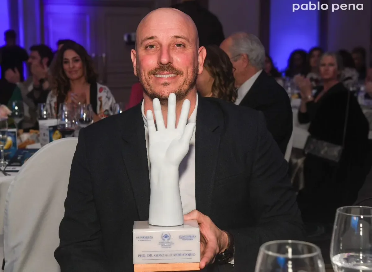 Referentes de la ciencia y la salud tuvieron su noche de gala en Montevideo 3 Dr. Gonzalo Moratorio con la estatuilla del Reconocimiento a la Ciencia y la Salud del Uruguay en la edición anterior