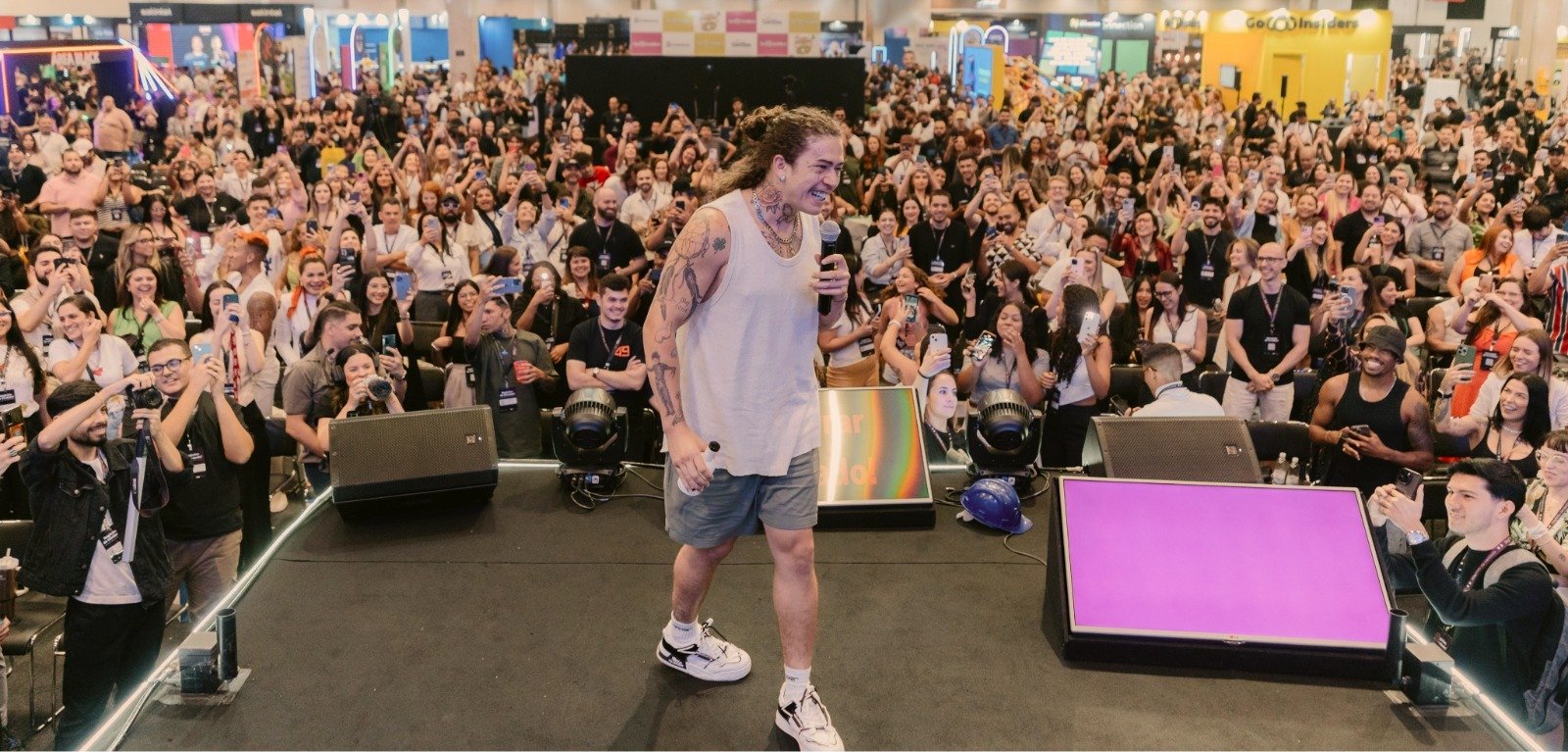 Creador en el escenario del Influent Summit en São Paulo ante el público