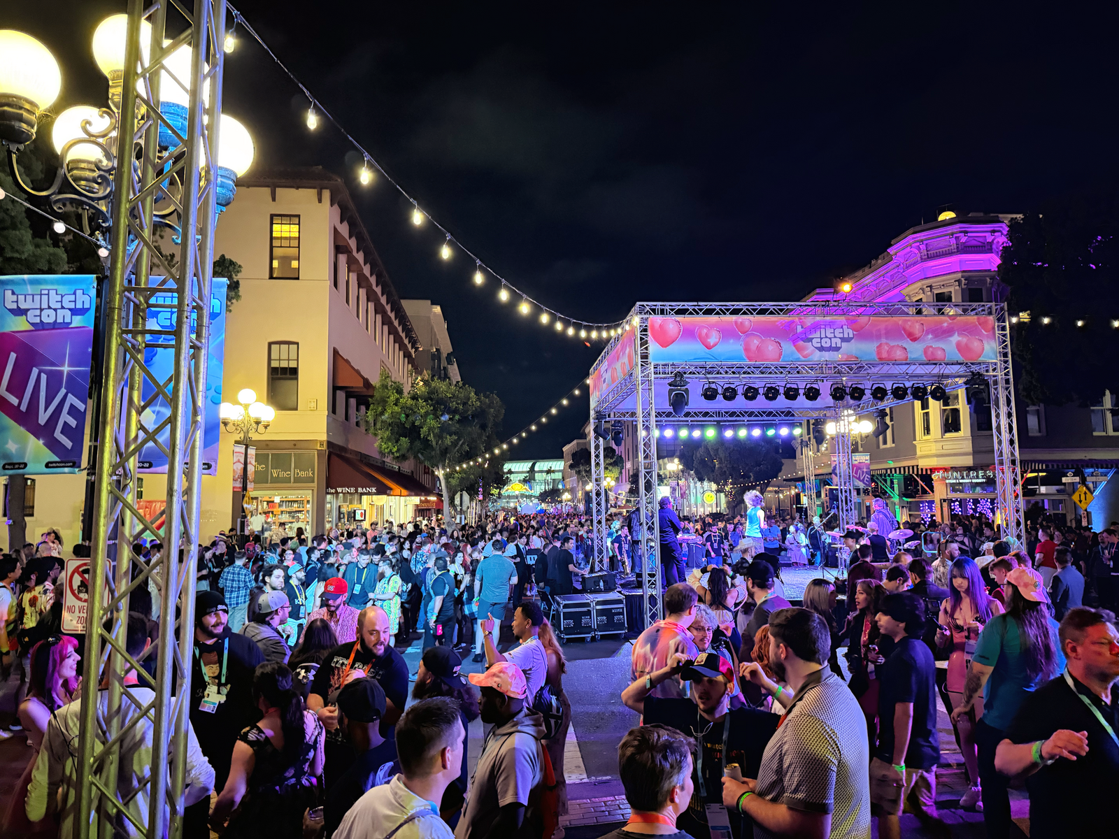 twitchcon-block-party Block Party de TwitchCon con público y escenario iluminado
