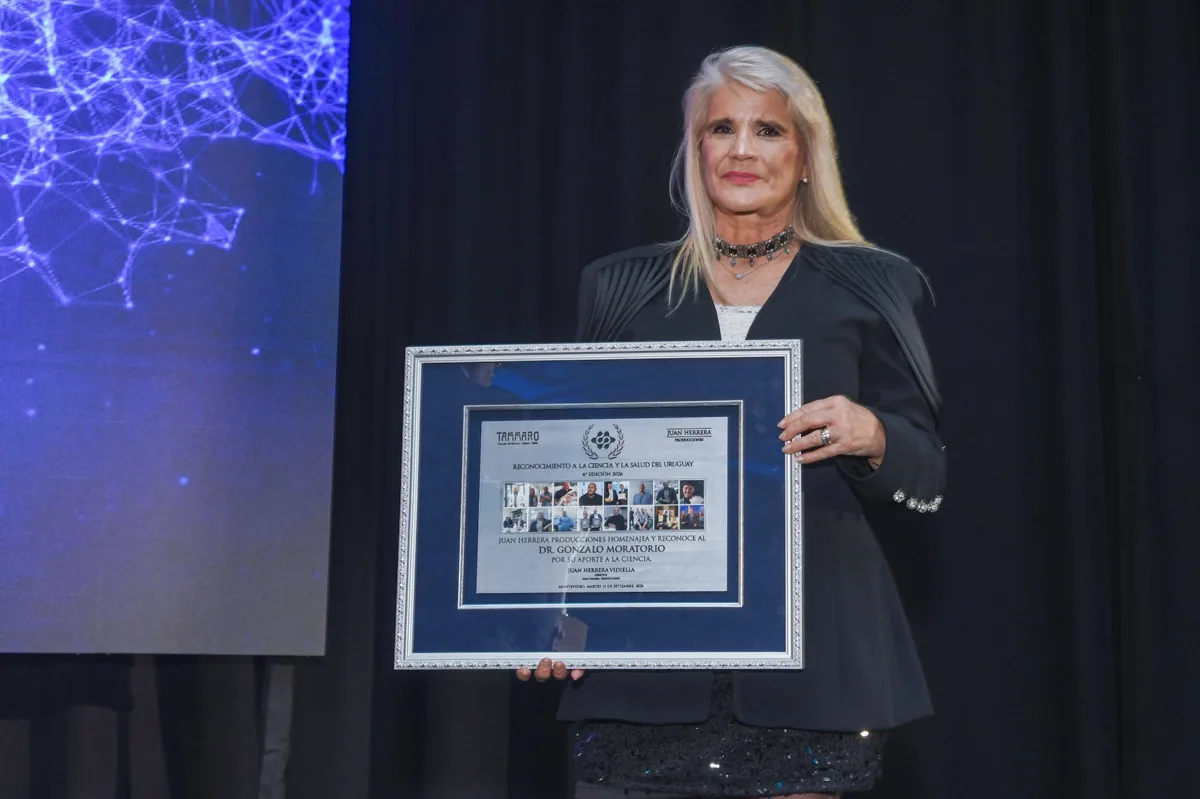 Referentes de la ciencia y la salud tuvieron su noche de gala en Montevideo 1 Virginia Moreira con la plaqueta del Reconocimiento a la Ciencia y la Salud del Uruguay 2026 para el Dr. Gonzalo Moratorio